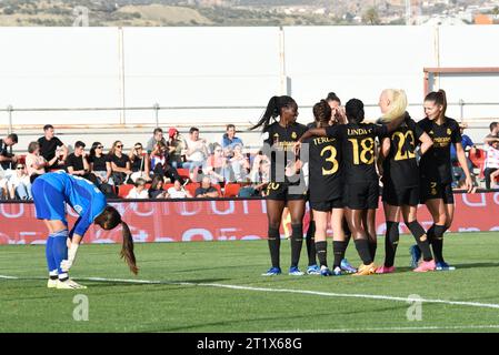 Granada, Granada, Spanien. Oktober 2023. Die Spieler von Real Madrid CF feiern ihr Tor während des Liga-F-Spiels zwischen Granada CF und Real Madrid CF am 14. Oktober 2023 in Granada, Spanien. (Kreditbild: © José M Baldomero/Pacific Press via ZUMA Press Wire) NUR REDAKTIONELLE VERWENDUNG! Nicht für kommerzielle ZWECKE! Stockfoto