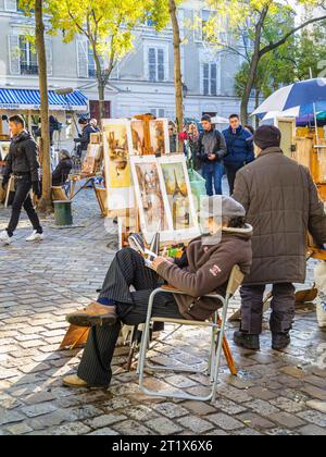 Künstler, die Bilder zum Verkauf in Place du Tertre, Montmartre, 18. Arrondissement, Paris, Frankreich, malen und ausstellen Stockfoto