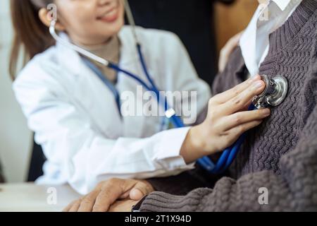 Der Arzt hört auf Herzschlag eines älteren Altersalters, um seine Herzfrequenz zu überprüfen Stockfoto