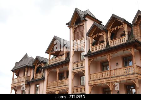 Truskavets, Ukraine - 22. Juli 2023: Außenansicht eines schönen Wohngebäudes mit Balkonen Stockfoto