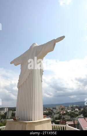 Truskavets, Ukraine - 22. Juli 2023: Christus-Erlöser-Statue vor der schönen Stadt Stockfoto