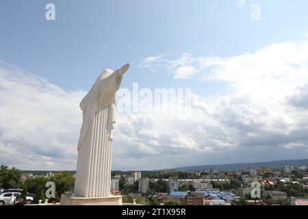 Truskavets, Ukraine - 22. Juli 2023: Christus-Erlöser-Statue vor der schönen Stadt Stockfoto