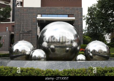 Truskavets, Ukraine - 22. Juli 2023: Schöner Brunnen in der Stadtstraße Stockfoto