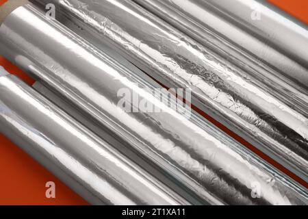 Rollen Aluminiumfolie auf rotem Hintergrund, Großaufnahme Stockfoto