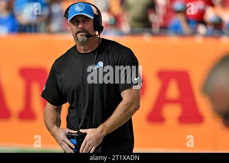 Tampa, Usa. Oktober 2023. Dan Campbell, Cheftrainer der Detroit Lions, geht zur Mannschaftsbank, bevor er am Sonntag, den 15. Oktober 2023, im Raymond James Stadium in Tampa, Florida, gegen die Tampa Bay Buccaneers spielt. Foto: Steve Nesius/UPI Credit: UPI/Alamy Live News Stockfoto