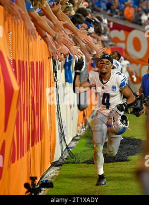 Tampa, Usa. Oktober 2023. Detroit Lions Wide Receiver Amon-Ra St. Brown (14) feiert mit Fans, nachdem Detroit die Tampa Bay Buccaneers 20-6 am Sonntag, den 15. Oktober 2023, im Raymond James Stadium in Tampa, Florida besiegt hat. Foto: Steve Nesius/UPI Credit: UPI/Alamy Live News Stockfoto