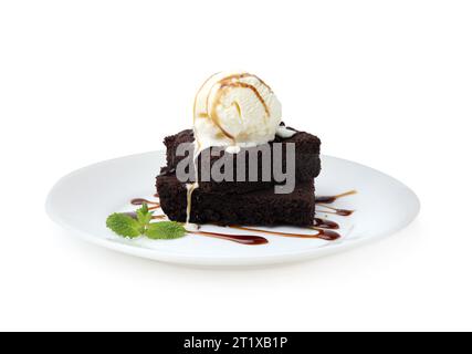 Leckere Brownies mit Eis, Minze und Karamellsauce isoliert auf weiß Stockfoto