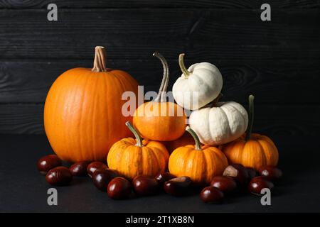 Thanksgiving-Tag. Schöne Komposition mit Kürbissen auf schwarzem Tisch Stockfoto