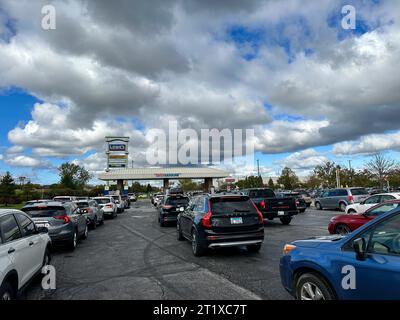 Am 15. Oktober 2023 warteten Autos an einer Tankstelle von Costco in Merrillville, Indiana, USA Stockfoto