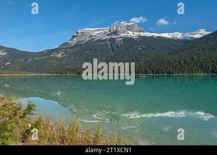 Nicht wiedererkennbare Menschen in zwei fernen Kanus am Emerald Lake im Yoho National Park, British Columbia, Kanada Stockfoto
