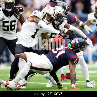 Houston, Texas, USA. Houston, Texas, USA. Oktober 2023. Texans Running Back DAMEON PIERCE (31) wird während eines Spiels der NFL zwischen den Texans und den Saints auf einem Carry bekämpft. Die Texaner haben mit 20:13 gewonnen. (Kreditbild: © Scott Coleman/ZUMA Press Wire) NUR REDAKTIONELLE VERWENDUNG! Nicht für kommerzielle ZWECKE! Quelle: ZUMA Press, Inc./Alamy Live News Stockfoto