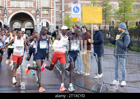 Amsterdam, Niederlande. Oktober 2023. Läufer passieren das Rijks Museum während des 47. Amsterdam Marathons in Amsterdam, Niederlande, 15. Oktober 2023. Quelle: Sylvia Lederer/Xinhua/Alamy Live News Stockfoto