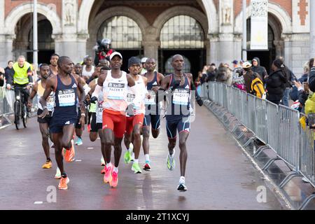 Amsterdam, Niederlande. Oktober 2023. Läufer passieren das Rijks Museum während des 47. Amsterdam Marathons in Amsterdam, Niederlande, 15. Oktober 2023. Quelle: Sylvia Lederer/Xinhua/Alamy Live News Stockfoto