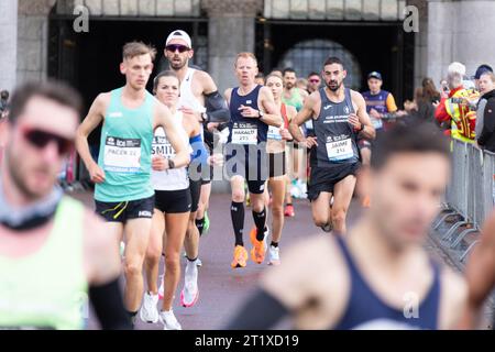 Amsterdam, Niederlande. Oktober 2023. Läufer passieren das Rijks Museum während des 47. Amsterdam Marathons in Amsterdam, Niederlande, 15. Oktober 2023. Quelle: Sylvia Lederer/Xinhua/Alamy Live News Stockfoto