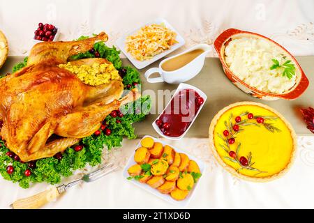 Zu Thanksgiving wird ein ganzer truthahn mit Kräutern und Preiselbeeren serviert. Stockfoto