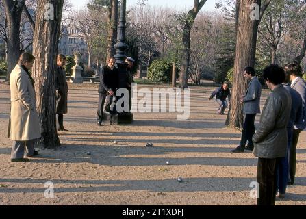 Französische Männer spielen Petanque, eine Art Bowling, wie der italienische Boccia, in einem Park in Frankreich. Stockfoto