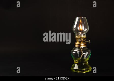 Ein fesselndes Diwali-Konzept, eine antike Öllampe bei Nacht vor schwarzem Hintergrund, Stockfoto