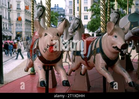 Antikes Karussell mit Schweinen und Pferden in einem kleinen Park in Paris, Frankreich Stockfoto