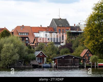 Gebäude in Malchow neben dem See. Die alte Architektur ist eine Attraktion des Reiseziels. Der Ort besteht aus Fachwerkhäusern. Stockfoto