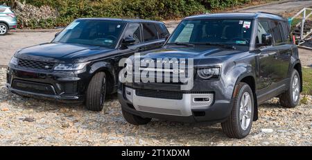 Zwei schwarze Land Rover SUVs, ein Defender und ein Discovery zum Verkauf bei einem Händler in Monroeville, Pennsylvania, USA Stockfoto