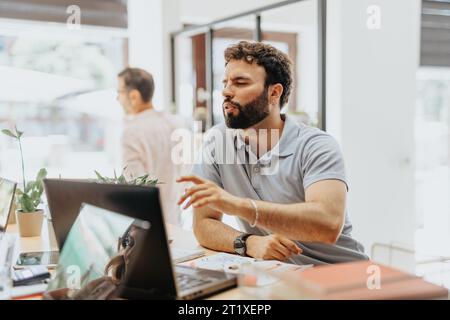 Geschäftsmann erklärt und Gesten im Corporate Office, diskutiert Strategien für bessere Ergebnisse Stockfoto