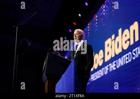 US-Präsident Joe Biden spricht am Samstag, den 14. Oktober, beim nationalen Abendessen der Menschenrechtskampagne in Washington, DC, USA. 2023. Bidens starke Unterstützung für Israel ist einer seiner am tiefsten vertretenen Überzeugungen, die bis in seine Kindheit zurückgehen. Er könnte sich auch politisch auszahlen, wenn er sein Wiederwahlangebot erhöht. Copyright: XTingxShenx/xPoolxviaxCNPx/MediaPunchx Credit: Imago/Alamy Live News Stockfoto