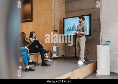 Brainstorming von Menschen in der Cafeteria, aktive Diskussion von Ideen, Austausch von Perspektiven und kreative Problemlösung. Stockfoto