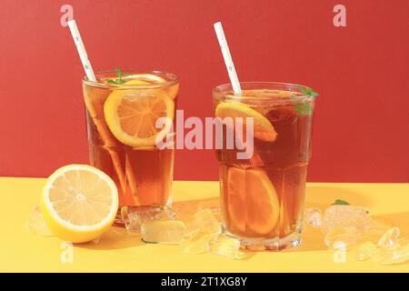 Long Island Iced Tea Cocktail mit Vodka, Rum, Tequila, Gin, Liquor, Zitronensaft, Cola und Eis. Garniert mit Zitronenscheibe und Mint Leaf. Stockfoto