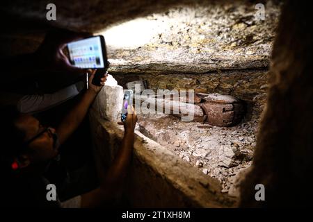 Minya. Oktober 2023. Dieses Foto, das am 15. Oktober 2023 aufgenommen wurde, zeigt einen Mumiensarg in einem Felsgrab auf einem Friedhof im Gouvernement Minya, Ägypten. Ein Friedhof aus dem Neuen Königreich des alten Ägypten wurde in der Nekropole Thuna El-Gebel im südägyptischen Gouvernement Minya entdeckt, wie das ägyptische Ministerium für Tourismus und Antiquitäten am Sonntag bekannt gab. Quelle: Ahmed Gomaa/Xinhua/Alamy Live News Stockfoto