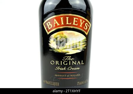 Nahaufnahme von Baileys Original Irish Cream Likör auf weißem Hintergrund Stockfoto