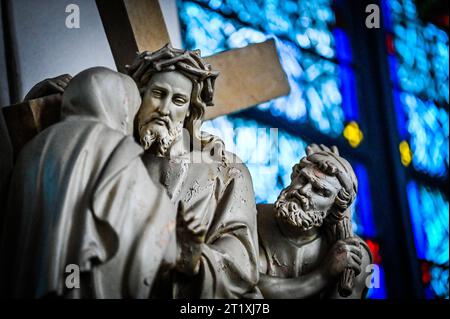 Jesus Christus trägt das Kreuz in der katholischen Kirche St. Augustinus, Montpelier, VT, USA. Stockfoto