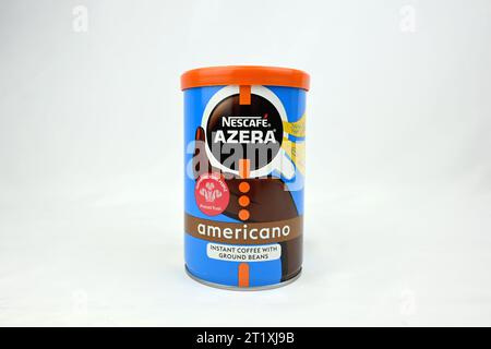 NESCAFÉ AZERA Americano Instantkaffee mit helfender Hand von Jay Adlam Kunstwerk Stockfoto