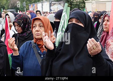 Frauen beten für die verlorenen Leben während einer Solidaritätskundgebung mit Palästina auf dem Bahnhofsplatz in Diyarbakir. Israel protestierte bei einer Kundgebung zur Unterstützung der Operation Al-Aqsa Flood, die von der Partei der Freien Ursache (HUDA-PAR) in Diyarbakir organisiert wurde, der Stadt mit der größten kurdischen Bevölkerung in der Türkei. Zehntausende von Menschen, die an der Kundgebung der Kurdischen Islamischen Partei HUDA-PAR auf dem Bahnhofsplatz teilnahmen, riefen Slogans zur Unterstützung der Hamas-Bewegung und trugen palästinensische Fahnen und islamische Symbole. Bei der Kundgebung wurde der Koran gelesen, palästinensische Hymnen gespielt und für die Freiheit gebetet Stockfoto