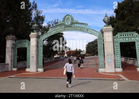 Sather Gate von UC Berkeley. Studenten und Besucher der UC Berkeley Sather Gate. Stockfoto