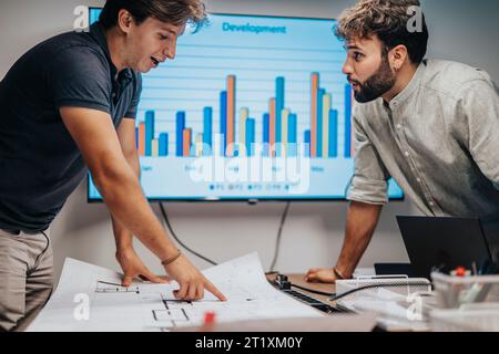 In den Vorstandssitzungen arbeiten generationsübergreifende und multirassische Fachleute zusammen und planen erfolgreiche Projekte für internationale Startups. Stockfoto