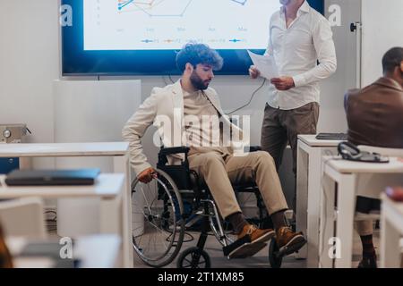Behinderter Mann im Rollstuhl. Behinderter männlicher Angestellter. Rollender Rollstuhl für behinderte Menschen. Stockfoto