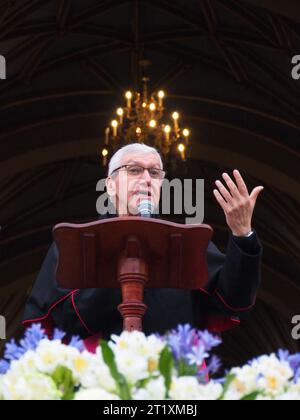 Lima, Peru. Oktober 2023. Monsignore Carlos Castillo, katholischer Erzbischof von Lima, hielt eine Rede, als sich Führer verschiedener Religionsgemeinschaften in Peru in der Kathedrale von Lima trafen, um ein universelles, mehrkonfessionelles Gebet für Frieden und die Beendigung der Gewalt in der Welt, insbesondere für das Volk Israels und Palästinas, zu erheben. Quelle: Fotoholica Presseagentur/Alamy Live News Stockfoto