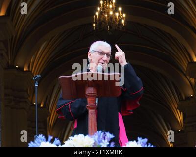 Lima, Peru. Oktober 2023. Monsignore Carlos Castillo, katholischer Erzbischof von Lima, hielt eine Rede, als sich Führer verschiedener Religionsgemeinschaften in Peru in der Kathedrale von Lima trafen, um ein universelles, mehrkonfessionelles Gebet für Frieden und die Beendigung der Gewalt in der Welt, insbesondere für das Volk Israels und Palästinas, zu erheben. Quelle: Fotoholica Presseagentur/Alamy Live News Stockfoto