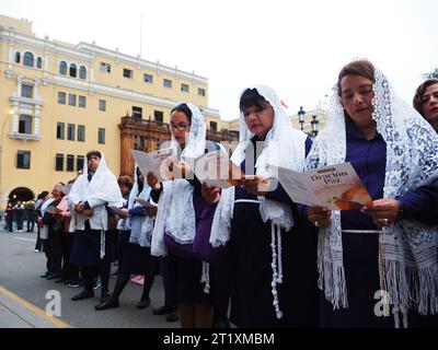 Lima, Peru. Oktober 2023. Gläubige beteten, als sich Führer verschiedener Religionsgemeinschaften in Peru in der Kathedrale von Lima trafen, um ein universelles, mehrkonfessionelles Gebet für Frieden und den Beendigung der Gewalt in der Welt zu erheben, insbesondere für das Volk Israels und Palästinas. Quelle: Fotoholica Presseagentur/Alamy Live News Stockfoto