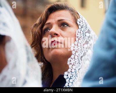 Lima, Peru. Oktober 2023. Gläubige beteten, als sich Führer verschiedener Religionsgemeinschaften in Peru in der Kathedrale von Lima trafen, um ein universelles, mehrkonfessionelles Gebet für Frieden und den Beendigung der Gewalt in der Welt zu erheben, insbesondere für das Volk Israels und Palästinas. Quelle: Fotoholica Presseagentur/Alamy Live News Stockfoto