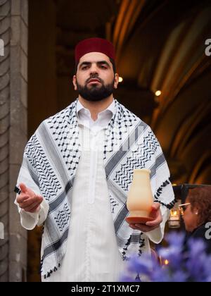 Lima, Peru. Oktober 2023. Scheich Mohammed Kobbi von der Islamischen Vereinigung Perus betete, als sich Führer verschiedener Religionsgemeinschaften in Peru in der Kathedrale von Lima trafen, um ein universelles, mehrkonfessionelles Gebet für Frieden und den Beendigung der Gewalt in der Welt zu erheben, insbesondere für das Volk Israels und Palästinas. Quelle: Fotoholica Presseagentur/Alamy Live News Stockfoto