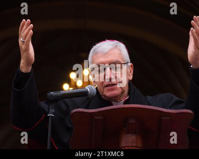 Lima, Peru. Oktober 2023. Monsignore Carlos Castillo, katholischer Erzbischof von Lima, hielt eine Rede, als sich Führer verschiedener Religionsgemeinschaften in Peru in der Kathedrale von Lima trafen, um ein universelles, mehrkonfessionelles Gebet für Frieden und die Beendigung der Gewalt in der Welt, insbesondere für das Volk Israels und Palästinas, zu erheben. Quelle: Fotoholica Presseagentur/Alamy Live News Stockfoto