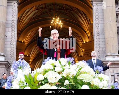 Lima, Peru. Oktober 2023. Monsignore Carlos Castillo, katholischer Erzbischof von Lima, hielt eine Rede, als sich Führer verschiedener Religionsgemeinschaften in Peru in der Kathedrale von Lima trafen, um ein universelles, mehrkonfessionelles Gebet für Frieden und die Beendigung der Gewalt in der Welt, insbesondere für das Volk Israels und Palästinas, zu erheben. Quelle: Fotoholica Presseagentur/Alamy Live News Stockfoto