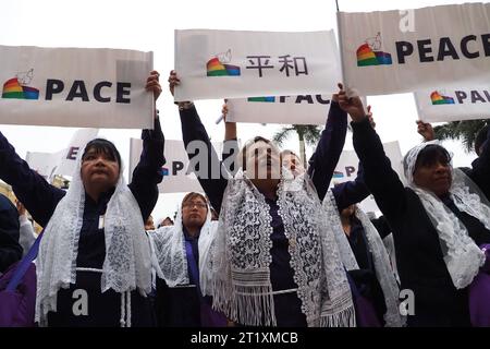 Lima, Peru. Oktober 2023. Gläubige mit Zeichen des Friedens, als sich Führer verschiedener Religionsgemeinschaften in Peru in der Kathedrale von Lima trafen, um ein universelles, mehrkonfessionelles Gebet für Frieden und den Beendigung der Gewalt in der Welt zu erheben, insbesondere für das Volk Israels und Palästinas. Quelle: Fotoholica Presseagentur/Alamy Live News Stockfoto