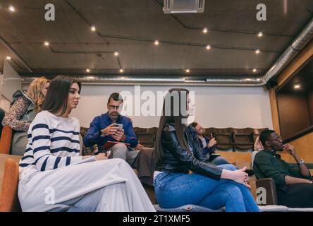 Verschiedene Gruppen von Geschäftsleuten, die gemeinsam an einem Seminar teilnehmen Stockfoto