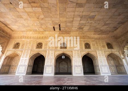 Die Türen, Wände und Decken im Red Fort sind mit Marmor dekoriert. Agra Fort ist eine historische Festung aus rotem Sandstein und gehört zum UNESCO-Weltkulturerbe Si Stockfoto