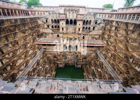 Stepwells, auch bekannt als Bawdi oder baori, sind einzigartig in diesem Land. Chand Baori ist einer der größten Steppenhäuser der Welt. Rajasthan, Indien. Stockfoto