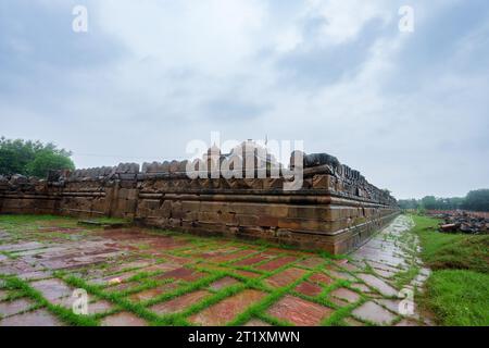 Neben dem Baori befindet sich der wunderschön gestaltete Harshat Mata Tempel. Chand Baori ist einer der größten Steppenhäuser der Welt. Rajasthan, Indien. Stockfoto