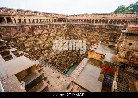 Stepwells, auch bekannt als Bawdi oder baori, sind einzigartig in diesem Land. Chand Baori ist einer der größten Steppenhäuser der Welt. Rajasthan, Indien. Stockfoto