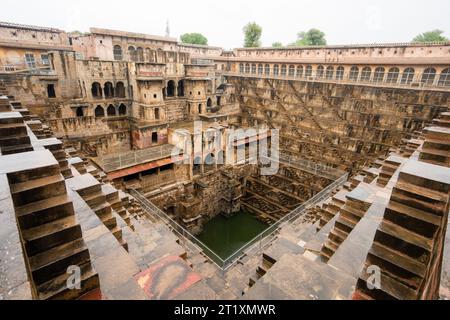 Stepwells, auch bekannt als Bawdi oder baori, sind einzigartig in diesem Land. Chand Baori ist einer der größten Steppenhäuser der Welt. Rajasthan, Indien. Stockfoto